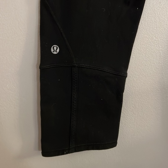 LULULEMON black crop leggings/snap design on hem - Picture 6 of 8